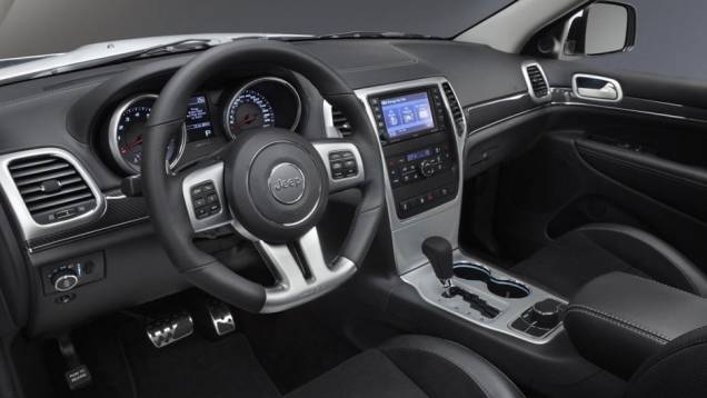Internamente, o modelo possui assentos revestidos em couro Nappa, volante com paddle shift, detalhes em fibra de carbono e pedais em aço. | <a href="%20https://quatrorodas.abril.com.br/saloes/paris/2012/jeep-special-editions-703383.shtml" rel="migration">Leia mais</a> Internamente, o modelo possui assentos revestidos em couro Nappa, volante com paddle shift, detalhes em fibra de carbono e pedais em aço. | <a href="%20https://quatrorodas.abril.com.br/saloes/paris/2012/jeep-special-editions-703383.shtml" rel="migration">Leia mais</a>