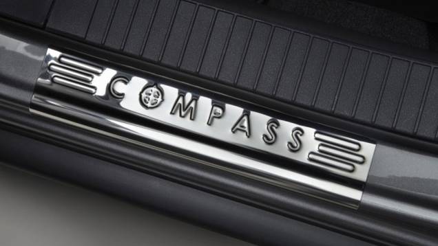 O carro chega equipado com assentos em couro, sistema de áudio Boston Acoustics e de entretenimento UConnect. | <a href="%20https://quatrorodas.abril.com.br/saloes/paris/2012/jeep-special-editions-703383.shtml" rel="migration">Leia mais</a> O carro chega equipado com assentos em couro, sistema de áudio Boston Acoustics e de entretenimento UConnect. | <a href="%20https://quatrorodas.abril.com.br/saloes/paris/2012/jeep-special-editions-703383.shtml" rel="migration">Leia mais</a>
