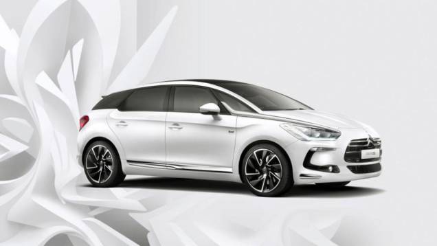 A edição tem como algumas de suas características a cor de carroceria branca perolizada e detalhes externos cromados. | <a href="%20https://quatrorodas.abril.com.br/saloes/paris/2012/citroen-ds4-ds5-pure-pearl-702786.shtml" rel="migration">Leia mais</a>