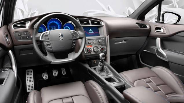 O acabamento interno é em couro. O carro tem assistente de estacionamento, sistema eTouch e sistema de navegação eMyWay. | <a href="%20https://quatrorodas.abril.com.br/saloes/paris/2012/citroen-ds4-ds5-pure-pearl-702786.shtml" rel="migration">Leia mais</a> O acabamento interno é em couro. O carro tem assistente de estacionamento, sistema eTouch e sistema de navegação eMyWay. | <a href="%20https://quatrorodas.abril.com.br/saloes/paris/2012/citroen-ds4-ds5-pure-pearl-702786.shtml" rel="migration">Leia mais</a>