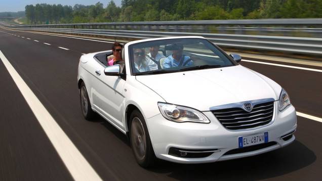 A marca o define como um carro conversível que mantém as melhores qualidades de um coupé. | <a href="%20https://quatrorodas.abril.com.br/saloes/paris/2012/lancia-flavia-703319.shtml" rel="migration">Leia mais</a>