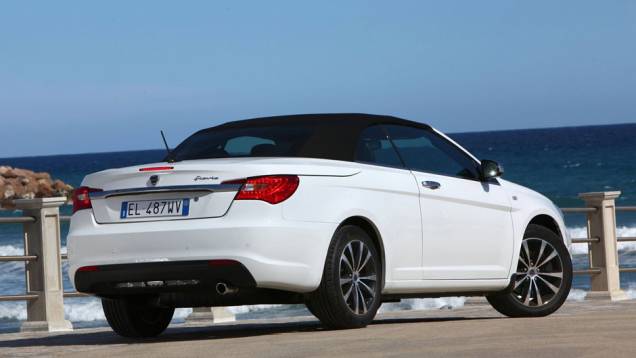 A motorização é feita com um propulsor 2.4 a gasolina, que entrega 170 cavalos. | <a href="%20https://quatrorodas.abril.com.br/saloes/paris/2012/lancia-flavia-703319.shtml" rel="migration">Leia mais</a> A motorização é feita com um propulsor 2.4 a gasolina, que entrega 170 cavalos. | <a href="%20https://quatrorodas.abril.com.br/saloes/paris/2012/lancia-flavia-703319.shtml" rel="migration">Leia mais</a>