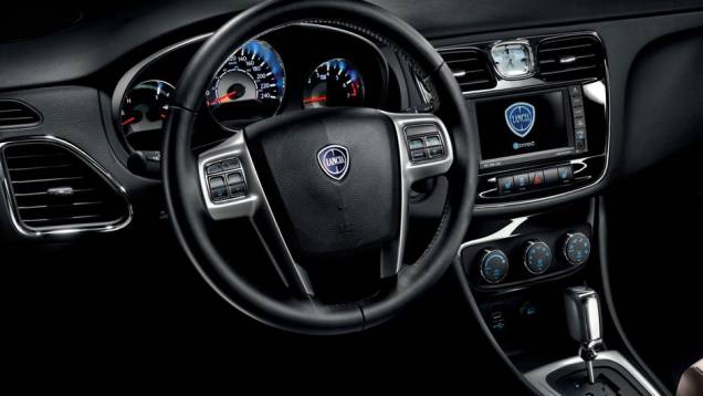 Entre os itens de segurança do Flavia, destaque para freio ABS, quatro airbags e controle eletrônico de estabilidade. | <a href="%20https://quatrorodas.abril.com.br/saloes/paris/2012/lancia-flavia-703319.shtml" rel="migration">Leia mais</a> Entre os itens de segurança do Flavia, destaque para freio ABS, quatro airbags e controle eletrônico de estabilidade. | <a href="%20https://quatrorodas.abril.com.br/saloes/paris/2012/lancia-flavia-703319.shtml" rel="migration">Leia mais</a>