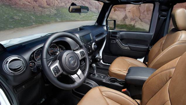 Internamente, display com sistema de navegação, câmbio automático e comandos no volante. | <a href="%20https://quatrorodas.abril.com.br/saloes/paris/2012/jeep-special-editions-703383.shtml" rel="migration">Leia mais</a> Internamente, display com sistema de navegação, câmbio automático e comandos no volante. | <a href="%20https://quatrorodas.abril.com.br/saloes/paris/2012/jeep-special-editions-703383.shtml" rel="migration">Leia mais</a>