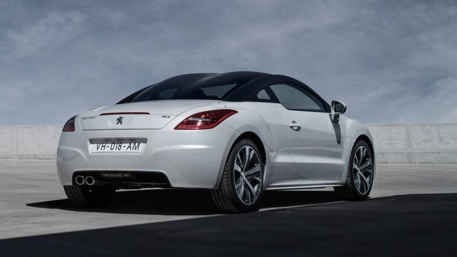 Outra: 2.0 HDi, de 163 cavalos, com transmissão manual de 6 velocidades. | <a href="https://quatrorodas.abril.com.br/saloes/paris/2012/peugeot-rcz-coupe-702617.shtml" rel="migration">Leia mais</a>