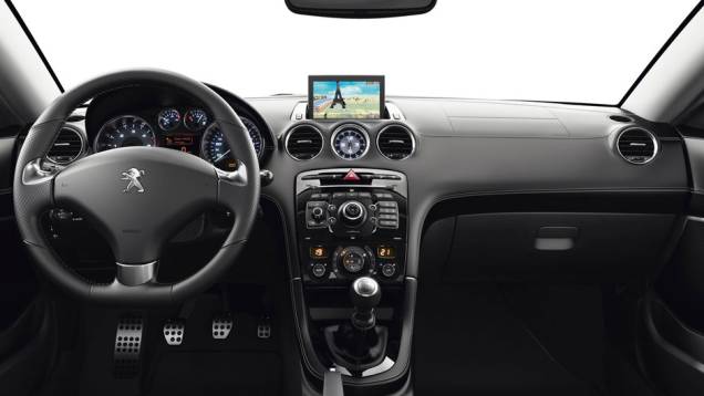 Para o entretenimento, o RCZ traz o sistema de navegação Connect Navigation, visto pela primeira vez no 508. | <a href="%20https://quatrorodas.abril.com.br/saloes/paris/2012/peugeot-rcz-coupe-702617.shtml" rel="migration">Leia mais</a>