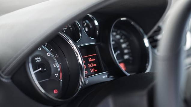 O dispositivo conta com display de navegação de 7 polegadas, Bluetooth, entradas auxiliar e USB, entrada para CD (incluindo de MP3) e rádio. | <a href="%20https://quatrorodas.abril.com.br/saloes/paris/2012/peugeot-rcz-coupe-702617.shtml" rel="migration">Leia mais</a> O dispositivo conta com display de navegação de 7 polegadas, Bluetooth, entradas auxiliar e USB, entrada para CD (incluindo de MP3) e rádio. | <a href="%20https://quatrorodas.abril.com.br/saloes/paris/2012/peugeot-rcz-coupe-702617.shtml" rel="migration">Leia mais</a>