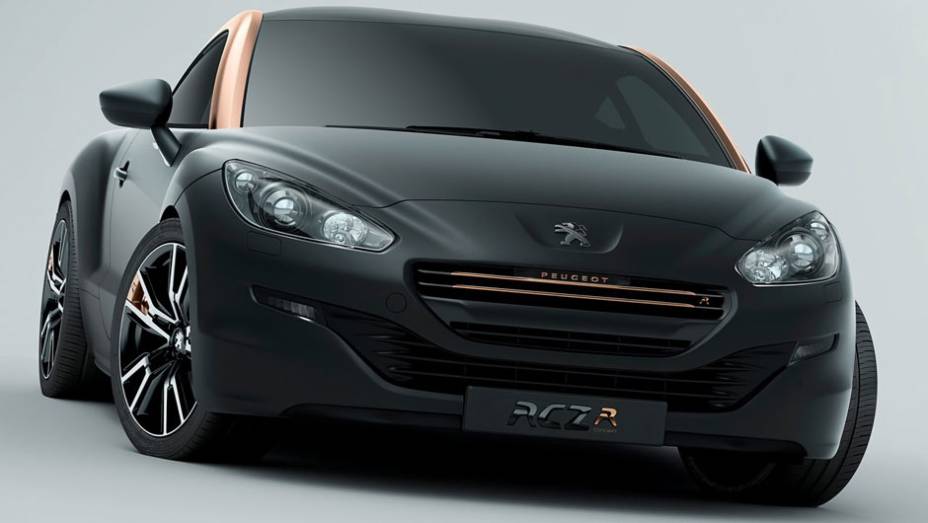 Ele tem frente mais larga e spoiler traseiro | <a href="https://quatrorodas.abril.com.br/saloes/paris/2012/peugeot-rcz-r-concept-703575.shtml" rel="migration">Leia mais</a>