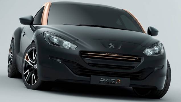 Ele tem frente mais larga e spoiler traseiro | <a href="https://quatrorodas.abril.com.br/saloes/paris/2012/peugeot-rcz-r-concept-703575.shtml" rel="migration">Leia mais</a> Ele tem frente mais larga e spoiler traseiro | <a href="https://quatrorodas.abril.com.br/saloes/paris/2012/peugeot-rcz-r-concept-703575.shtml" rel="migration">Leia mais</a>