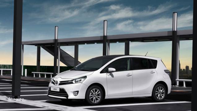 De acordo com a Toyota, o modelo teve 300 alterações em relação ao seu antecessor. | <a href="%20https://quatrorodas.abril.com.br/saloes/paris/2012/toyota-verso-702700.shtml" rel="migration">Leia mais</a>