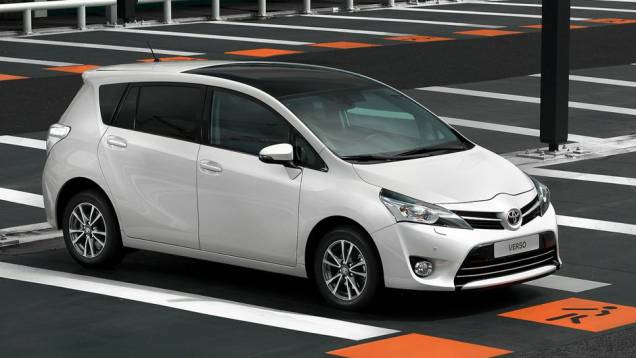 A entrada de ar no para-choque dianteiro formato de trapézio, a grade está menor e os faróis ganharam novo desenho. | <a href="%20https://quatrorodas.abril.com.br/saloes/paris/2012/toyota-verso-702700.shtml" rel="migration">Leia mais</a>