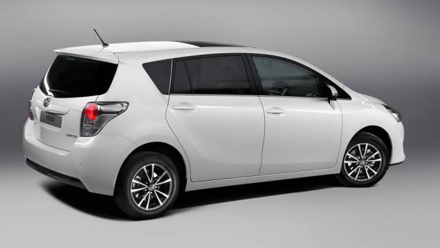 Os propulsores a gasolina, 1.6 e 1.8 Valvematic, continuam a ser oferecidos. A transmissão é manual de seis velocidades. | <a href="%20https://quatrorodas.abril.com.br/saloes/paris/2012/toyota-verso-702700.shtml" rel="migration">Leia mais</a> Os propulsores a gasolina, 1.6 e 1.8 Valvematic, continuam a ser oferecidos. A transmissão é manual de seis velocidades. | <a href="%20https://quatrorodas.abril.com.br/saloes/paris/2012/toyota-verso-702700.shtml" rel="migration">Leia mais</a>