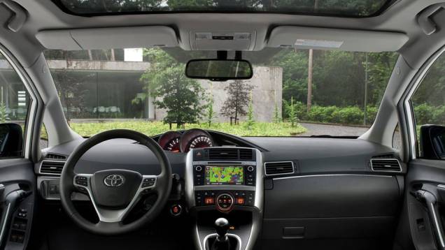 Internamente, foi utilizado couro Nappa no volante e em detalhes de acabamento nas portas. Algumas partes contam com detalhes cromados. | <a href="%20https://quatrorodas.abril.com.br/saloes/paris/2012/toyota-verso-702700.shtml" rel="migration">Leia mais</a> Internamente, foi utilizado couro Nappa no volante e em detalhes de acabamento nas portas. Algumas partes contam com detalhes cromados. | <a href="%20https://quatrorodas.abril.com.br/saloes/paris/2012/toyota-verso-702700.shtml" rel="migration">Leia mais</a>