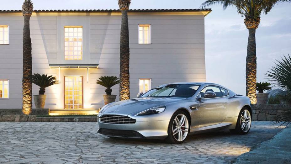 Externamente, modelo ganhou nova grade dianteira e novo para-choque, com entradas de ar mais pronunciadas. | <a href="%20https://quatrorodas.abril.com.br/saloes/paris/2012/aston-martin-db9-703323.shtml" rel="migration">Leia mais</a>