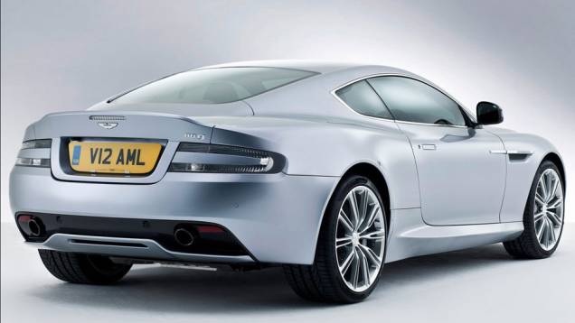 Equipado com motor 5.9 V12 revisado, o DB9 desenvolve uma potência de 470 cavalos. | <a href="%20https://quatrorodas.abril.com.br/saloes/paris/2012/aston-martin-db9-703323.shtml" rel="migration">Leia mais</a>