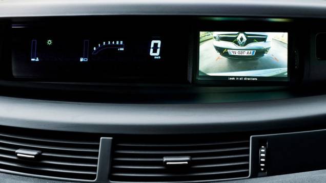 Destaque para a câmera de ré. | <a href="https://quatrorodas.abril.com.br/saloes/paris/2012/renault-espace-703296.shtml" rel="migration">Leia mais</a> Destaque para a câmera de ré. | <a href="https://quatrorodas.abril.com.br/saloes/paris/2012/renault-espace-703296.shtml" rel="migration">Leia mais</a>