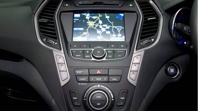 De série, o Santa Fe europeu vem com sensor traseiro de estacionamento, ar-condicionado, conexão Bluetooth. | <a href="%20https://quatrorodas.abril.com.br/saloes/paris/2012/hyundai-santa-fe-703330.shtml" rel="migration">Leia mais</a>