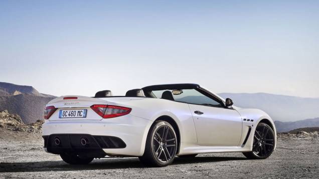 Na traseira, segundo a Maserati, há um spoiler maior para gerar melhor downforce em altas velocidades. | <a href="%20https://quatrorodas.abril.com.br/saloes/paris/2012/maserati-grancabrio-mc-stradale-703191.shtml" rel="migration">Leia mais</a>