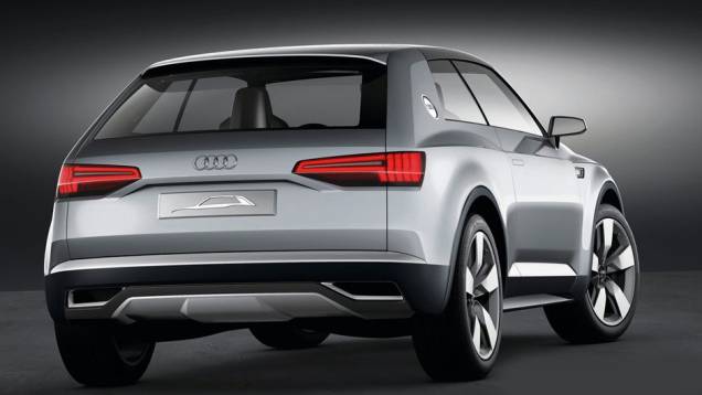 Lanternas traseiras têm perfil horizontal | <a href="https://quatrorodas.abril.com.br/saloes/paris/2012/audi-crosslane-coupe-concept-703457.shtml" rel="migration">Leia mais</a>