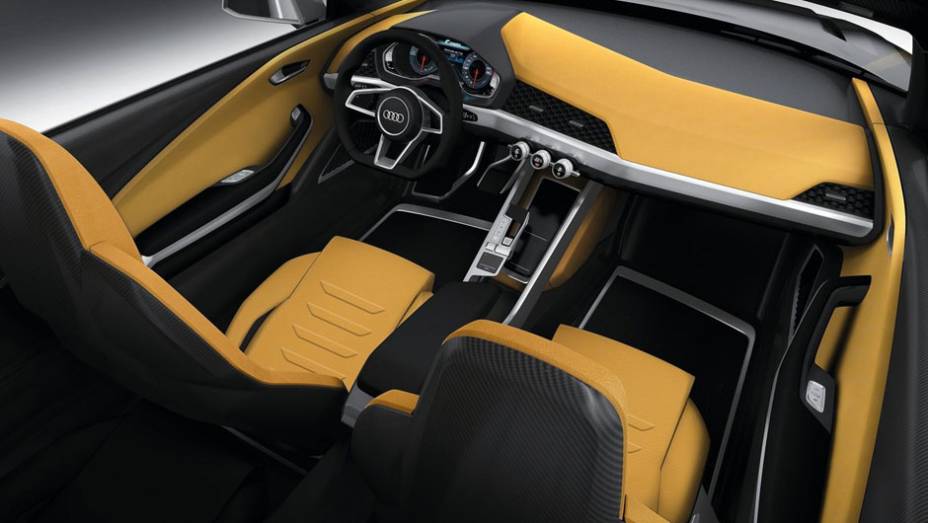 Interior possui detalhes em fibra de carbono | <a href="https://quatrorodas.abril.com.br/saloes/paris/2012/audi-crosslane-coupe-concept-703457.shtml" rel="migration">Leia mais</a>