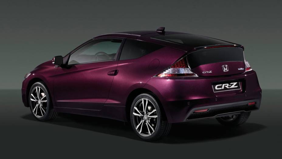 Traseira também ganhou novas lanternas | <a href="https://quatrorodas.abril.com.br/saloes/paris/2012/honda-cr-z-703324.shtml" rel="migration">Leia mais</a>