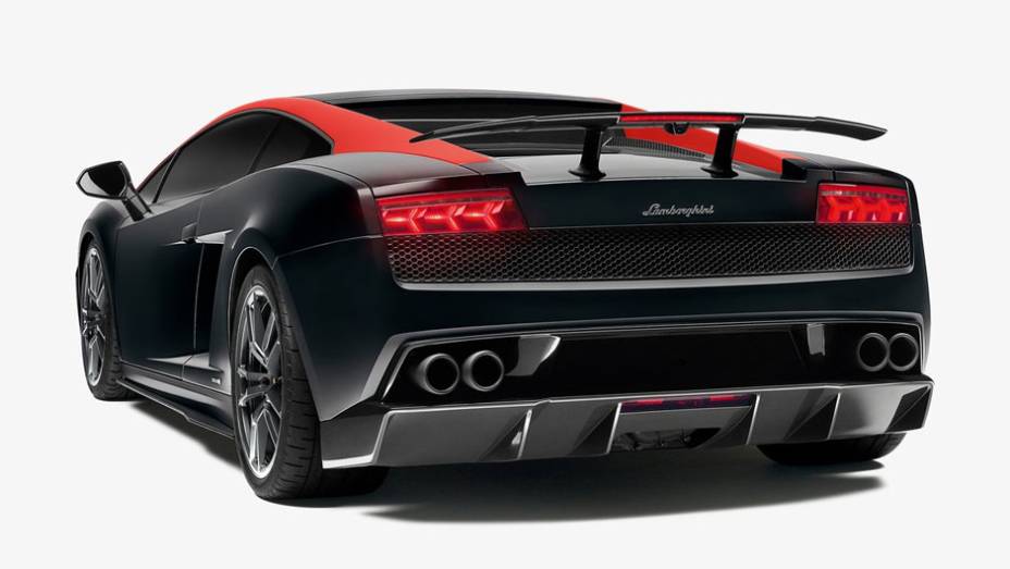 Modelo utiliza componentes de baixo peso e tem máximo rendimento | <a href="https://quatrorodas.abril.com.br/saloes/paris/2012/lamborghini-gallardo-lp-570-4-edizione-tecnica-703486.shtml" rel="migration">Leia mais</a>