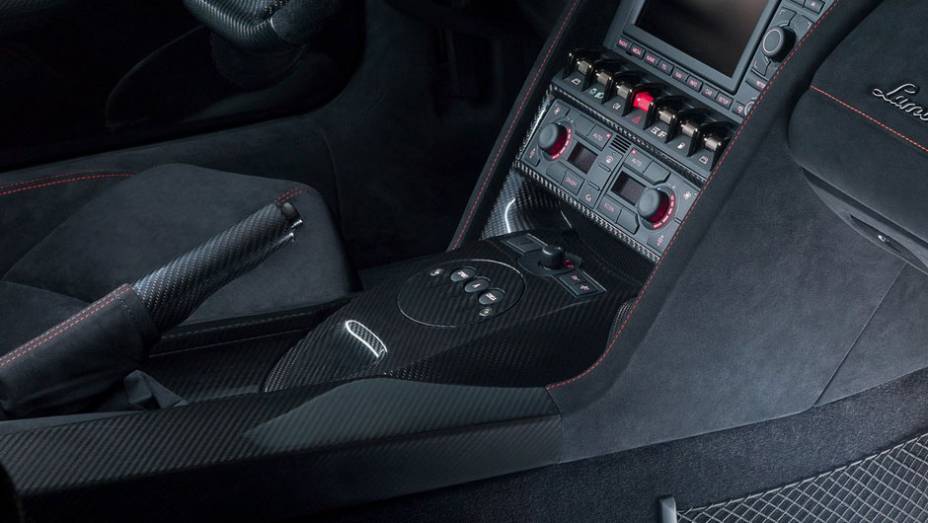 Revestimento com materiais de luxo chama a atenção no interior do modelo | <a href="https://quatrorodas.abril.com.br/saloes/paris/2012/lamborghini-gallardo-lp-570-4-edizione-tecnica-703486.shtml" rel="migration">Leia mais</a>