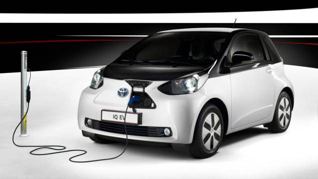 Minicarro é uma versão elétrica baseada no subcompacto iQ | <a href="https://quatrorodas.abril.com.br/saloes/paris/2012/toyota-eq-703454.shtml" rel="migration">Leia mais</a>