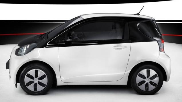 Dimensões do eQ permitem que quatro passageiros, sendo três adultos e uma criança, ocupem o veículo | <a href="https://quatrorodas.abril.com.br/saloes/paris/2012/toyota-eq-703454.shtml" rel="migration">Leia mais</a> Dimensões do eQ permitem que quatro passageiros, sendo três adultos e uma criança, ocupem o veículo | <a href="https://quatrorodas.abril.com.br/saloes/paris/2012/toyota-eq-703454.shtml" rel="migration">Leia mais</a>