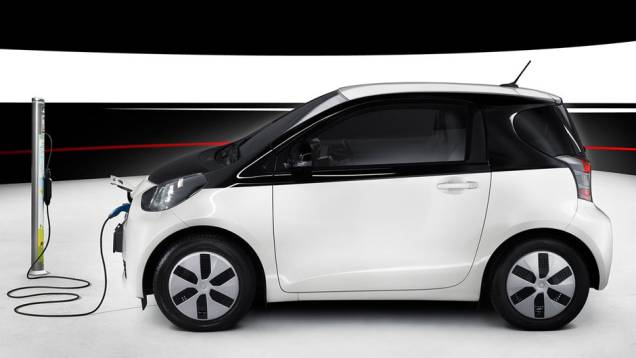 Carrinho possui 3,11 metros de comprimento, com entre-eixos de 2,0m, 1,53m de altura e 1,68m de largura | <a href="https://quatrorodas.abril.com.br/saloes/paris/2012/toyota-eq-703454.shtml" rel="migration">Leia mais</a> Carrinho possui 3,11 metros de comprimento, com entre-eixos de 2,0m, 1,53m de altura e 1,68m de largura | <a href="https://quatrorodas.abril.com.br/saloes/paris/2012/toyota-eq-703454.shtml" rel="migration">Leia mais</a>