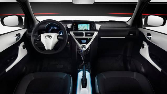 Interior do carrinho adota visual clean | <a href="https://quatrorodas.abril.com.br/saloes/paris/2012/toyota-eq-703454.shtml" rel="migration">Leia mais</a> Interior do carrinho adota visual clean | <a href="https://quatrorodas.abril.com.br/saloes/paris/2012/toyota-eq-703454.shtml" rel="migration">Leia mais</a>