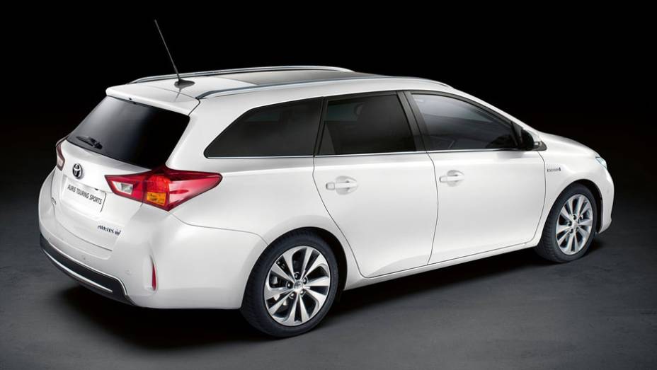 No Auris Tourer, ele é 8 centímetros mais baixo do que no hatch | <a href="https://quatrorodas.abril.com.br/saloes/paris/2012/toyota-auris-tourer-703459.shtml" rel="migration">Leia mais</a>