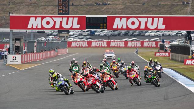 Momento da largada do GP do Japão. | <a href="https://quatrorodas.abril.com.br/moto/noticias/ultrapassagem-final-bicampeonato-marc-marquez-805642.shtml" rel="migration">Leia mais</a>