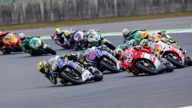 Rossi toma a liderança de Dovizioso. | <a href="https://quatrorodas.abril.com.br/moto/noticias/ultrapassagem-final-bicampeonato-marc-marquez-805642.shtml" rel="migration">Leia mais</a>