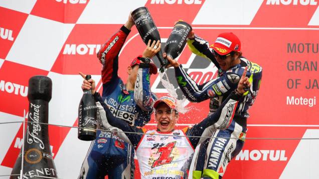 Muita comemoração no pódio. | <a href="https://quatrorodas.abril.com.br/moto/noticias/ultrapassagem-final-bicampeonato-marc-marquez-805642.shtml" rel="migration">Leia mais</a>