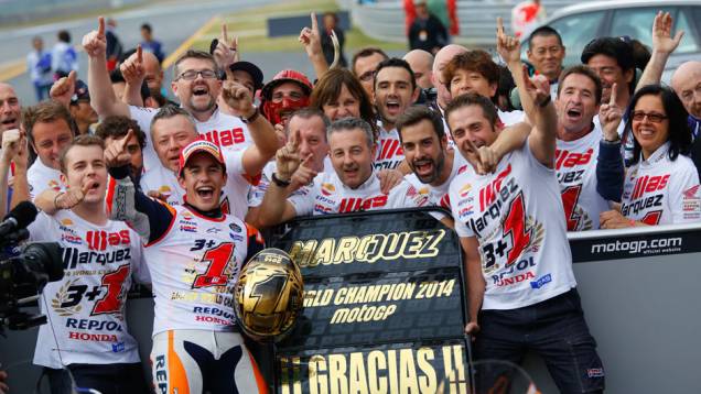 Márquez terminou em segundo e foi bicampeão. | <a href="https://quatrorodas.abril.com.br/moto/noticias/ultrapassagem-final-bicampeonato-marc-marquez-805642.shtml" rel="migration">Leia mais</a> Márquez terminou em segundo e foi bicampeão. | <a href="https://quatrorodas.abril.com.br/moto/noticias/ultrapassagem-final-bicampeonato-marc-marquez-805642.shtml" rel="migration">Leia mais</a>