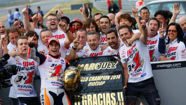 Márquez terminou em segundo e foi bicampeão. | <a href="https://quatrorodas.abril.com.br/moto/noticias/ultrapassagem-final-bicampeonato-marc-marquez-805642.shtml" rel="migration">Leia mais</a>