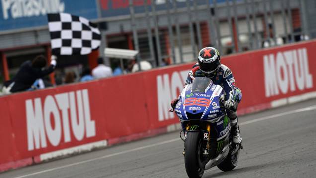 Jorge Lorenzo venceu a segunda corrida consecutiva. | <a href="https://quatrorodas.abril.com.br/moto/noticias/ultrapassagem-final-bicampeonato-marc-marquez-805642.shtml" rel="migration">Leia mais</a>