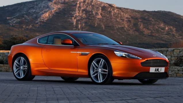Um dos modelos mais famosos da Aston Martin mundo afora também está no Salão do Automóvel | <a href="%20https://quatrorodas.abril.com.br/salao-do-automovel/2012/carros/virage-coupe-711225.shtml" rel="migration">Leia mais</a>