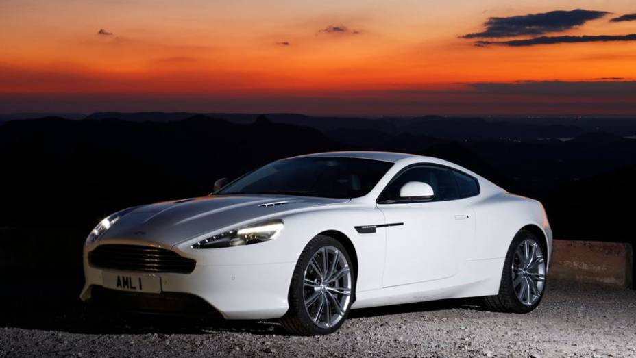 Mesclando luxo e (muita potência), a versão coupé do Virage chama a atenção de quem passa pelo estande | <a href="%20https://quatrorodas.abril.com.br/salao-do-automovel/2012/carros/virage-coupe-711225.shtml" rel="migration">Leia mais</a>