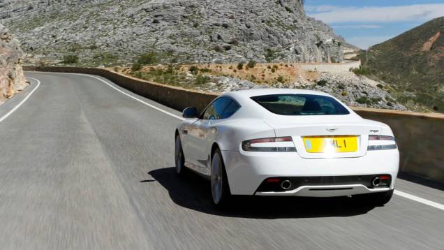 O conjunto alcança velocidade máxima de 295 km/h | <a href="https://quatrorodas.abril.com.br/salao-do-automovel/2012/carros/virage-coupe-711225.shtml" rel="migration">Leia mais</a>