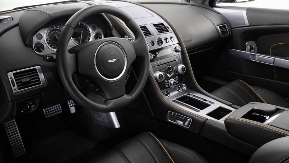 Para dar conta dessa performance, o Virage utiliza discos de freio de cerâmica nas quatro rodas | <a href="%20https://quatrorodas.abril.com.br/salao-do-automovel/2012/carros/virage-coupe-711225.shtml" rel="migration">Leia mais</a>