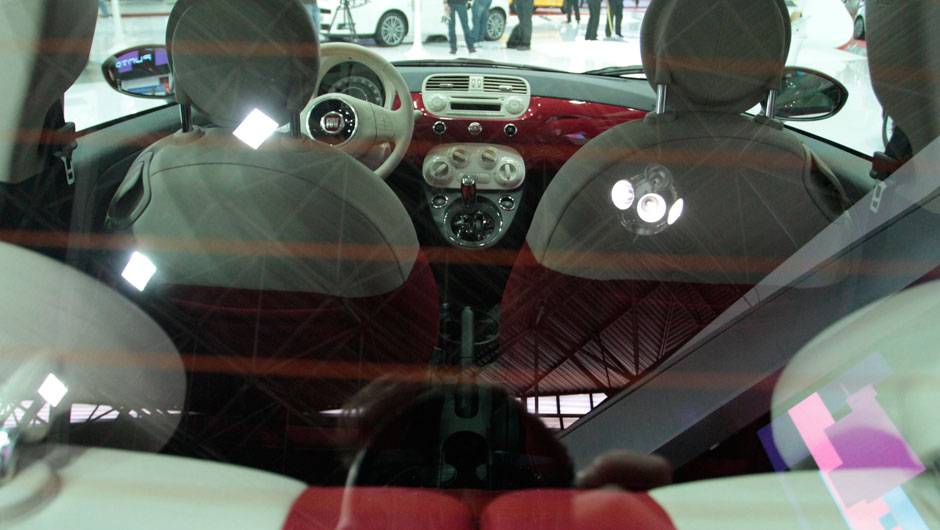 Interior conta com acabamento na cor do ve&iacute;culo <a href="https://quatrorodas.abril.com.br/salao-do-automovel/2012/carros/500-704044.shtml" rel="migration">Leia mais</a>
