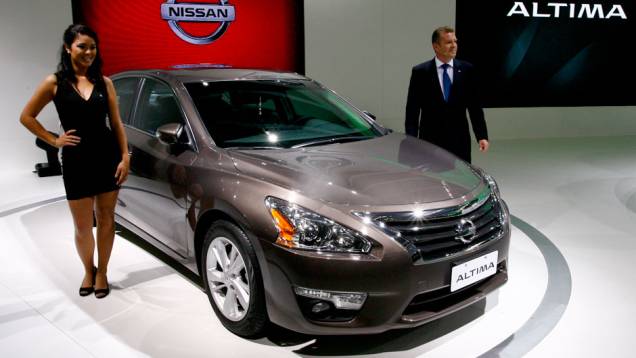 O Altima segue as linhas do Versa e do novo Sentra <a href="https://quatrorodas.abril.com.br/salao-do-automovel/2012/carros/altima-708788.shtml" rel="migration">Leia mais</a>