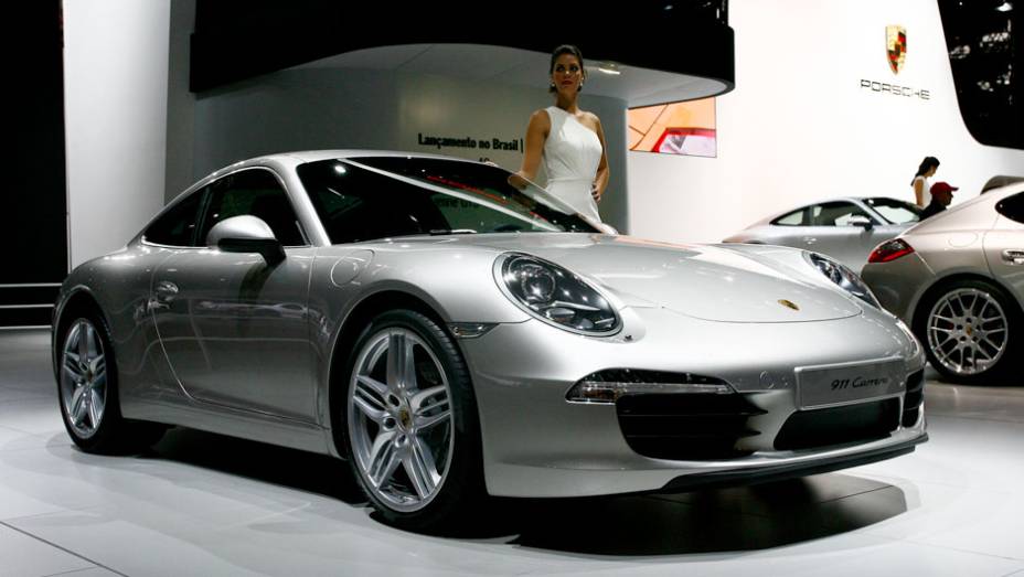 Esportivo é equipado com câmbio manual de sete marchas <a href="https://quatrorodas.abril.com.br/salao-do-automovel/2012/carros/911-carrera-4-4s-704309.shtmll" rel="migration">Leia mais</a>