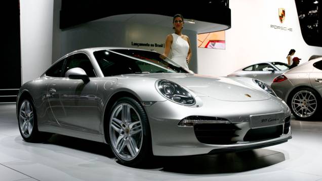 Esportivo é equipado com câmbio manual de sete marchas <a href="https://quatrorodas.abril.com.br/salao-do-automovel/2012/carros/911-carrera-4-4s-704309.shtmll" rel="migration">Leia mais</a> Esportivo é equipado com câmbio manual de sete marchas <a href="https://quatrorodas.abril.com.br/salao-do-automovel/2012/carros/911-carrera-4-4s-704309.shtmll" rel="migration">Leia mais</a>