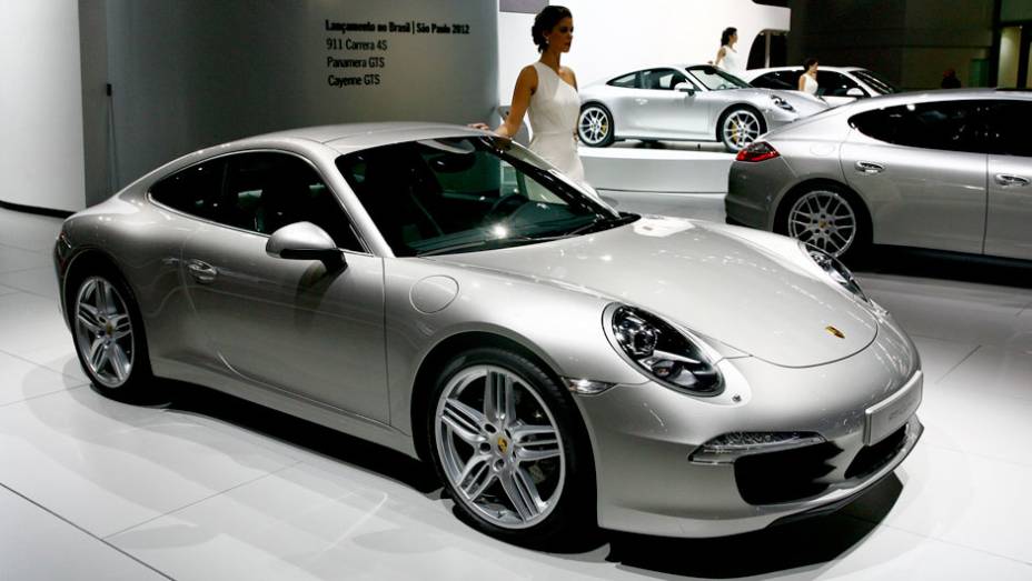 Há opção da automática de sete velocidades com embreagem dupla, conhecida como PDK<a href="https://quatrorodas.abril.com.br/salao-do-automovel/2012/carros/911-carrera-4-4s-704309.shtmll" rel="migration">Leia mais</a>