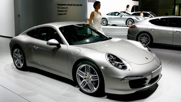 Há opção da automática de sete velocidades com embreagem dupla, conhecida como PDK<a href="https://quatrorodas.abril.com.br/salao-do-automovel/2012/carros/911-carrera-4-4s-704309.shtmll" rel="migration">Leia mais</a> Há opção da automática de sete velocidades com embreagem dupla, conhecida como PDK<a href="https://quatrorodas.abril.com.br/salao-do-automovel/2012/carros/911-carrera-4-4s-704309.shtmll" rel="migration">Leia mais</a>