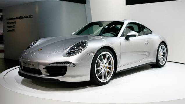 911 Carrera 4S é equipado com um motor 3.8 boxer <a href="https://quatrorodas.abril.com.br/salao-do-automovel/2012/carros/911-carrera-4-4s-704309.shtmll" rel="migration">Leia mais</a> 911 Carrera 4S é equipado com um motor 3.8 boxer <a href="https://quatrorodas.abril.com.br/salao-do-automovel/2012/carros/911-carrera-4-4s-704309.shtmll" rel="migration">Leia mais</a>