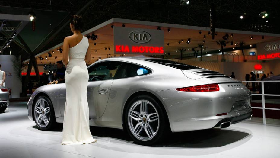Aceleração de 0 a 100 km/h se dá em 4,1 segundos <a href="https://quatrorodas.abril.com.br/salao-do-automovel/2012/carros/911-carrera-4-4s-704309.shtmll" rel="migration">Leia mais</a>